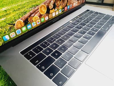 Macbook pro 2017 :15.4 inch : 16 gb :512 gb : i7 : 4 gb graphic