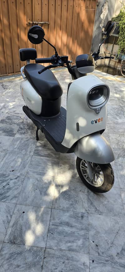 Evee Nisa Electric Scooter