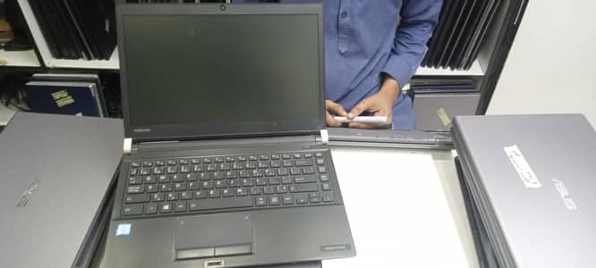 i5/6 gen 8 gb ram 256 gb ssd all OK bhtsastaj hai laut available