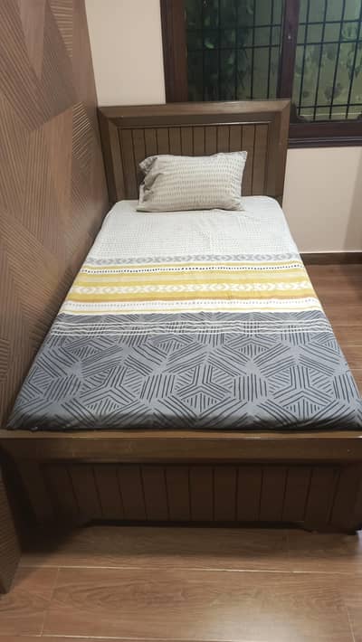 single bed with mettress