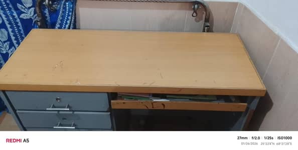 Office table with keyboard reg