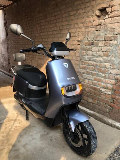 Metro E8S pro like Brand New Scooty Available just 1300 KMs used 10/10