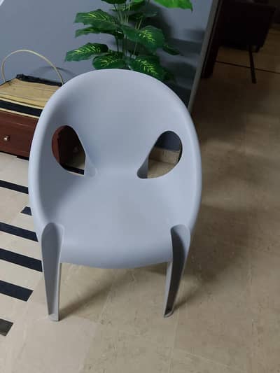 4 Trendy Plastic Chairs