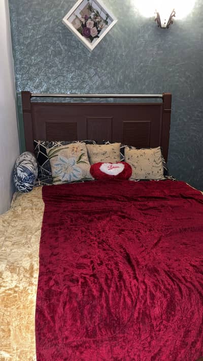 Queen size bed with wardrobe,mirror and side table