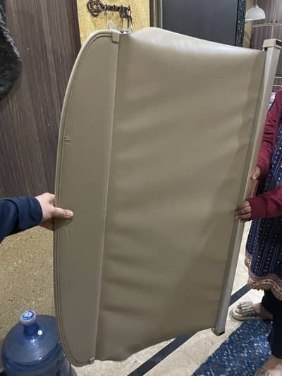 Retractable cargo cover