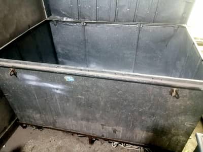 trunk peti for sale 5ft X 3ft with stand