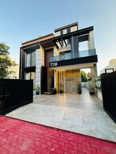 10 MARLA LUXURIOUS HOUSE FOR SALE AT PRIME LOCATION OF BAHRIA TOWN