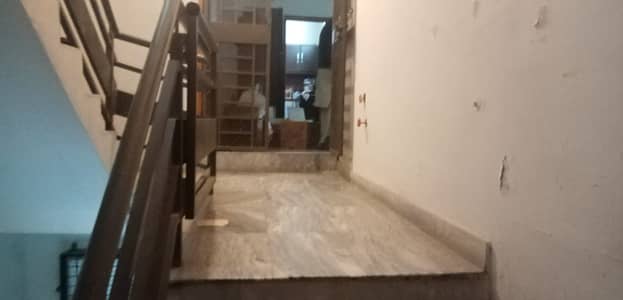 Asif block allama iqbal town 10 marla uper portion for rent