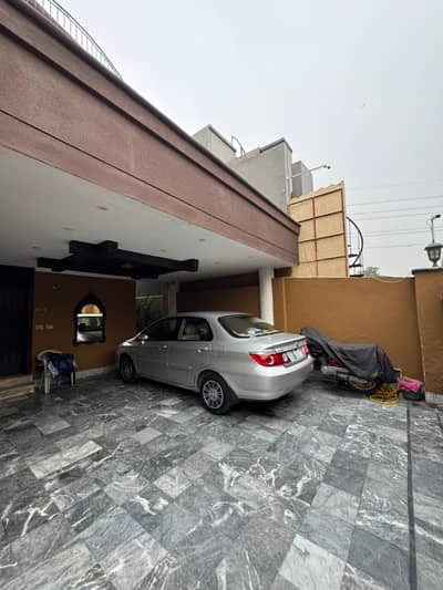 10 Marla Spacious House in DHA Phase 8(EX-AIR AVENUE)