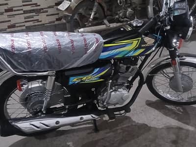 Honda 125 black colour ha Tanki tapay lamination krwaya hua ha