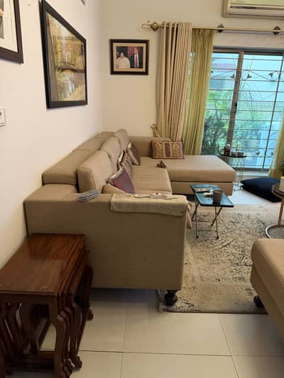 7 seaters L shaped sofa, two coffee chairs an middle table for sale.