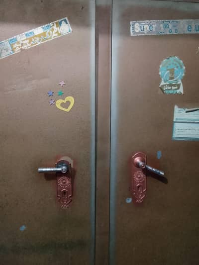 lohay wali almari 8/10 condition main hai