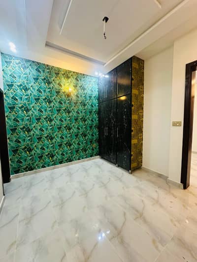 10 MARLA LOWER PORTION IN NASHMAN IQBAL PHASE 2 WITH GAS NEAR COLLAGE ROAD LAHORE