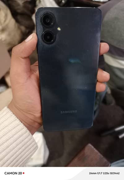 samsung a06. . . 6 wasn't one hand used