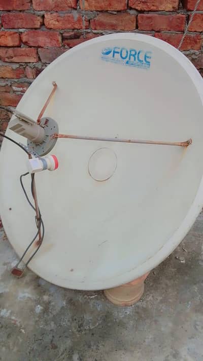 Band Satellite Dish with LNBF – Excellent Condition