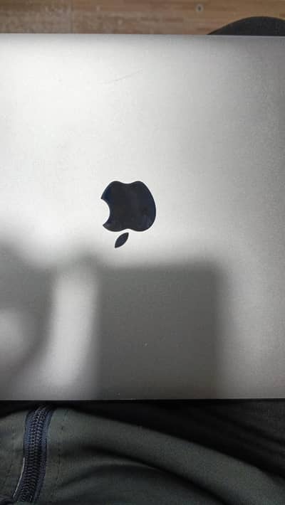 MacBook pro 13.3 inch touch bar i7