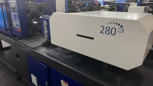 plastic injection molding machine