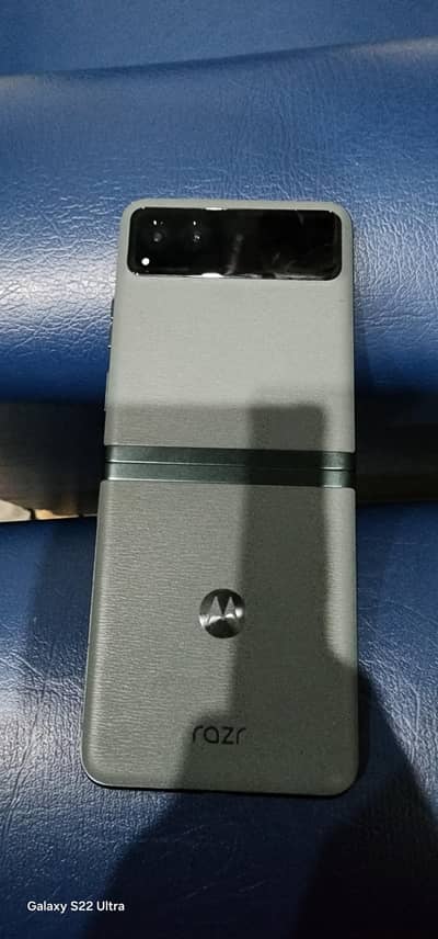 I M selling my MOTORLA RAZR 2023