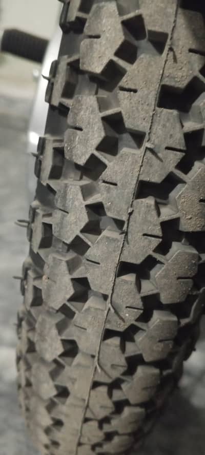 Honda 125 new only 6 km tyres k baal tk poray hai