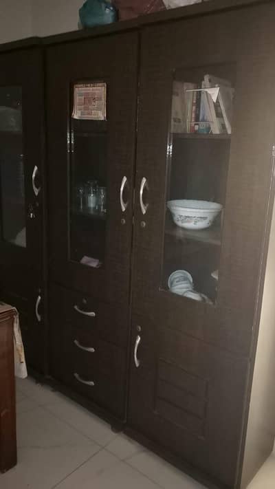 Showcase with 2 cabinets