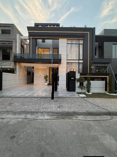 10 Marla Luxury House is Available for sale in Bahria Town Lahore