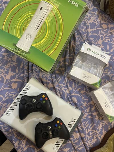 Xbox 360 Jasper 250 Gb with two wireless controllers