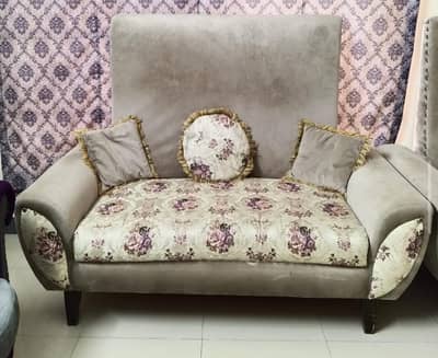 Limited time opportunity to buy Elegant and Designer style set