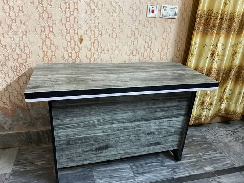 COMPUTER + COMPUTER TABLE 1