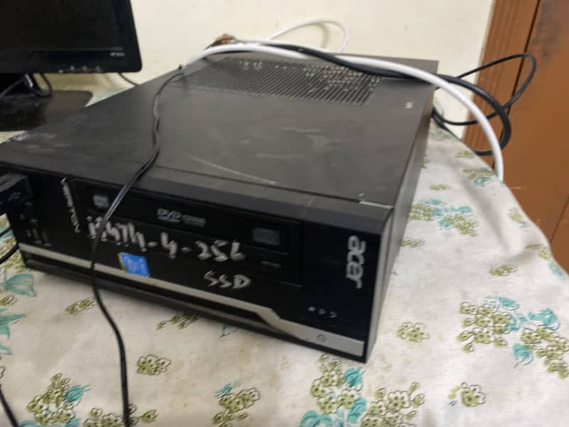 COMPUTER + COMPUTER TABLE 2