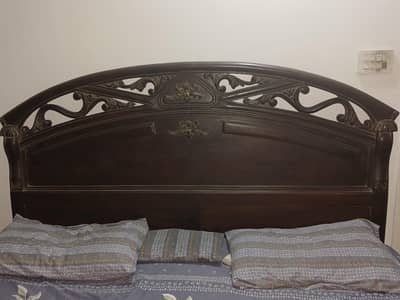 bed without side tables