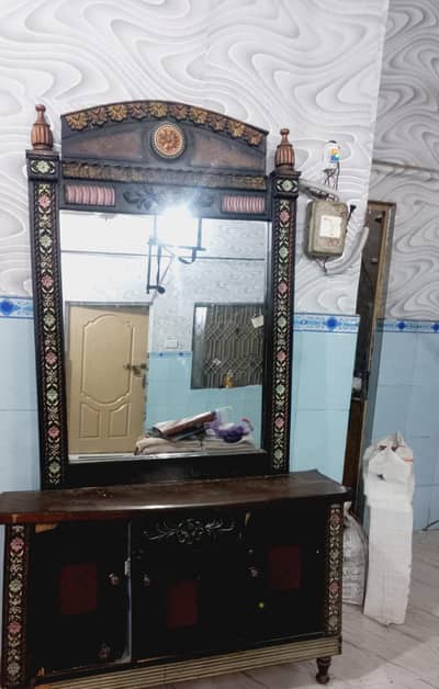 wodden and mirror showcaes with table