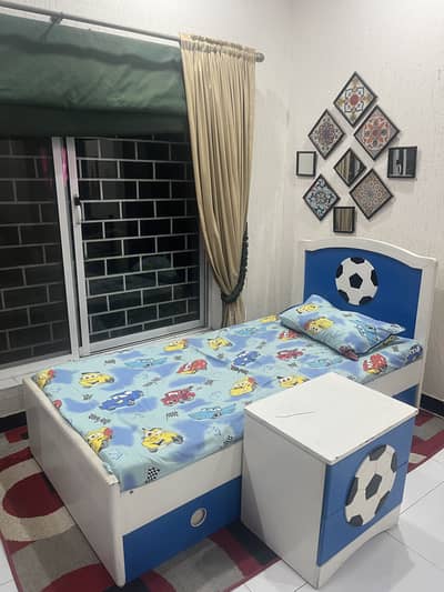 Kids single sliding bed with side table