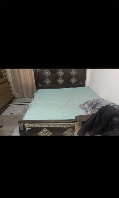 Bed ki ek side tooti ha