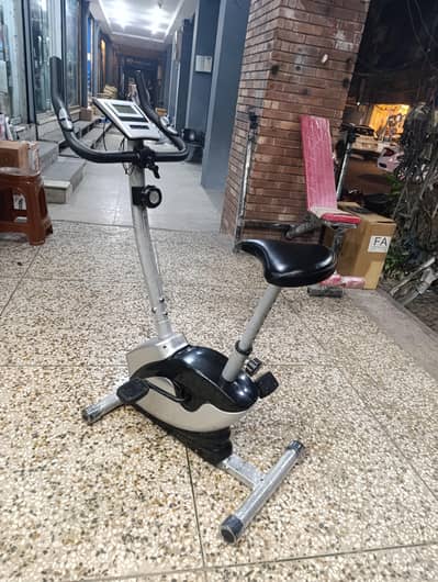 exercise cycle or bike with 8 levels of magnetic resistance and meter