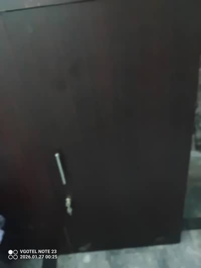 3 door almri uper wala hisa hen