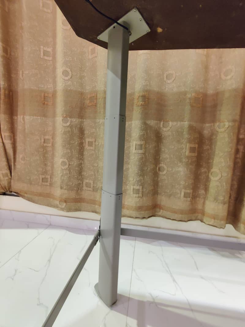 LINAK Corner SitStand Desk E:Lift™ LINAK 3 Leg Height adjustable table ...