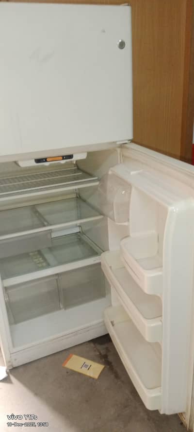 33"wide GE wighte 21.9 Uc. ft. Garade fresh condition refrigerator