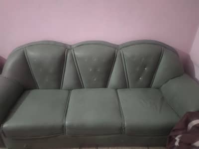 1,2,3 sofa set in good condition leather poshish
