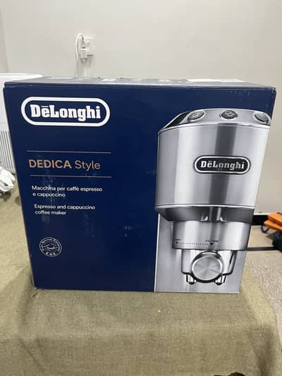 Gently used delonghi espresso machine - with box, free jug and tamper