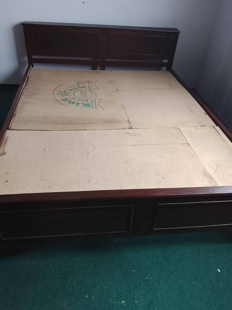 Medium size double bed 0