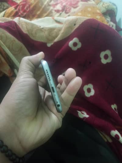 I am selling my phone contact 03058497824 wattsapp