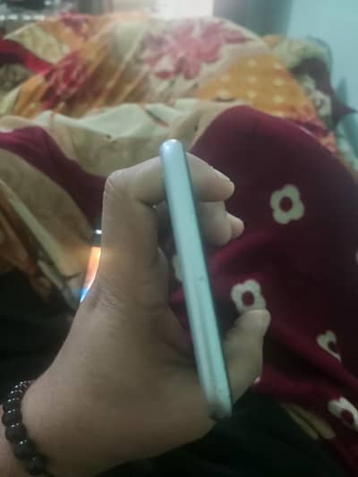 selling my phone wattsapp 03058497824