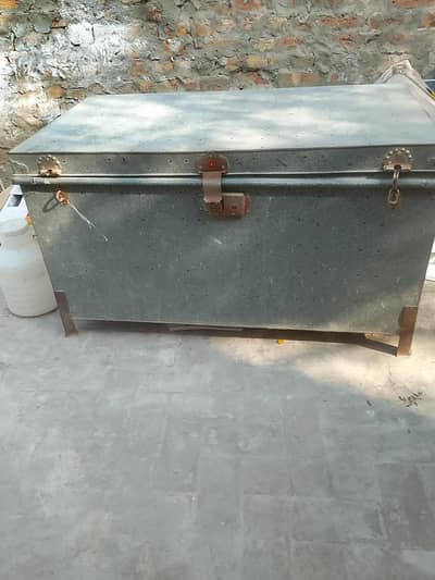 trunk peti 4 futt for sale