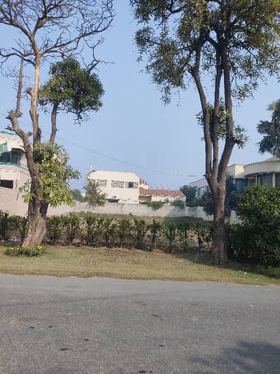 Hot Location Corner Plot For Sale Near All Facilities