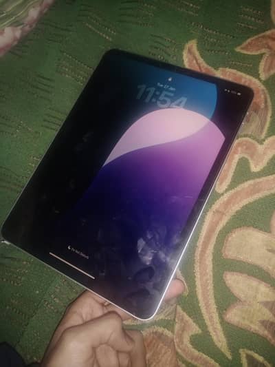 iPad pro m2 128gb with box and charger 10/9