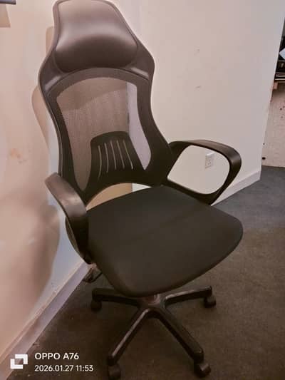 computer chair available in good condition