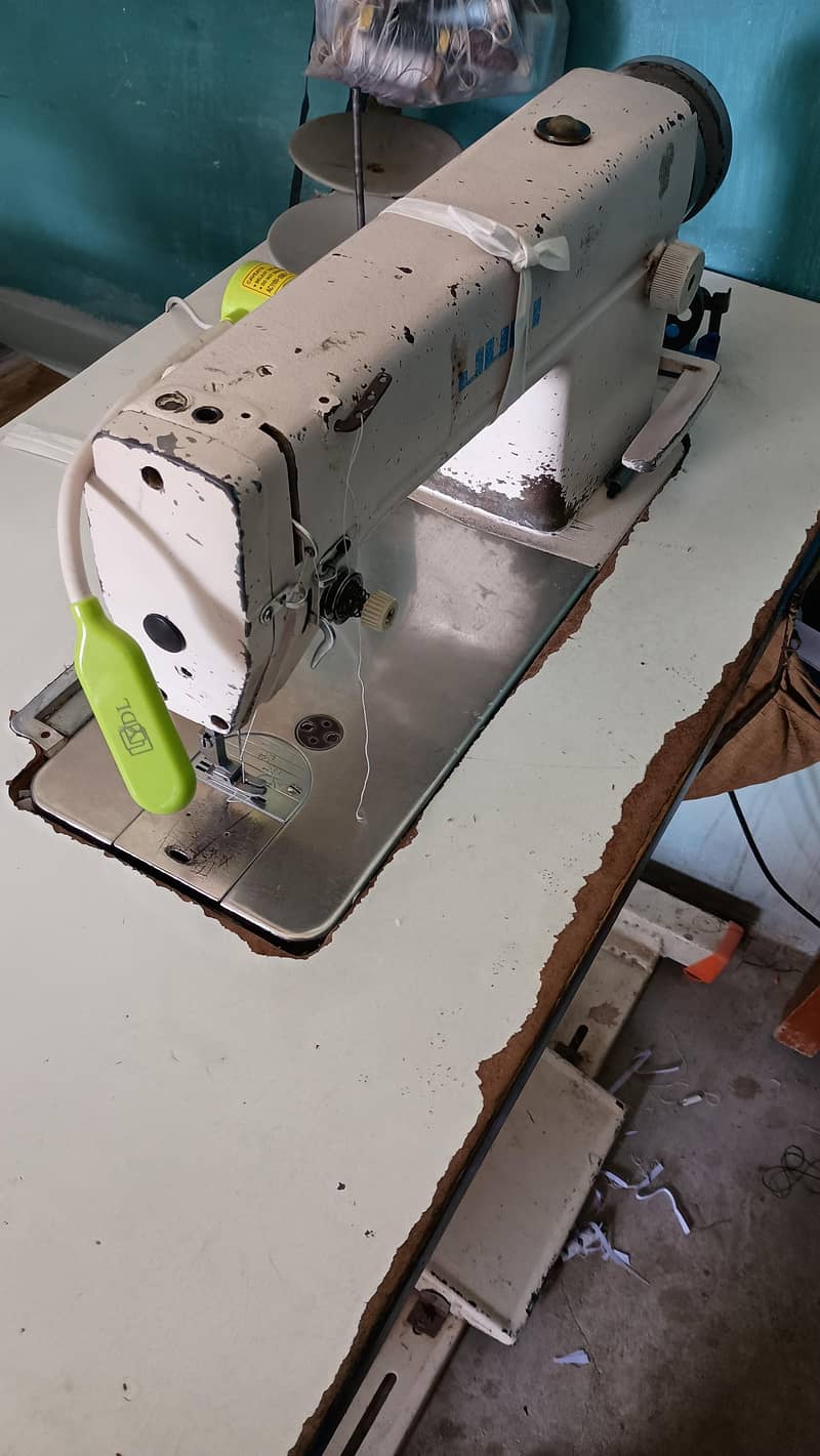 اعلیٰ معیار کی سِلائی مشین برائے فروخت - بہترین حالت میں" 1