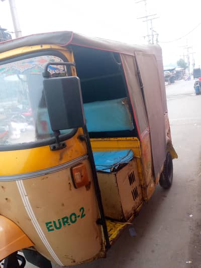 auto rickshaw tez raftar full oka 180000.15 model  hai auto rickshaw