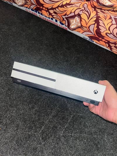 Xbox one S 1TB with original controller | Condition 10/10