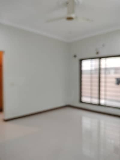 40/80 Ground portion available for Rent in G13